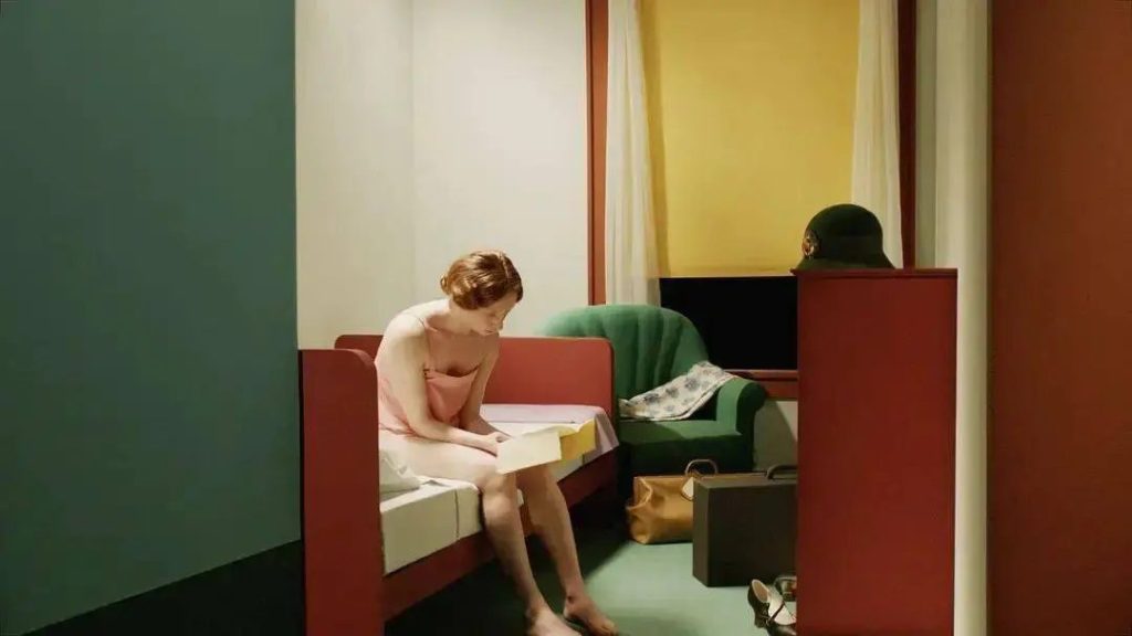 Film still from Shirley: Visions of Reality depicting an urban street scene in Edward Hopper's style