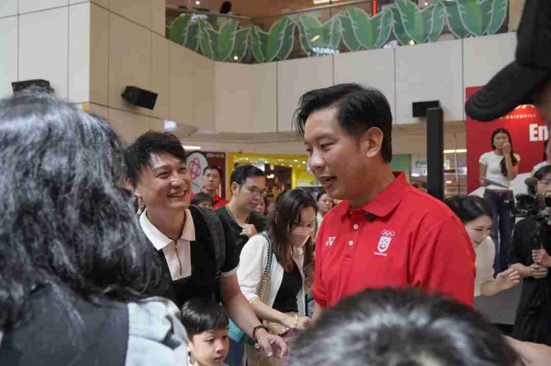 Mr Alvin Tan greeting families and visitors at the Our Future Canvas event at United Square