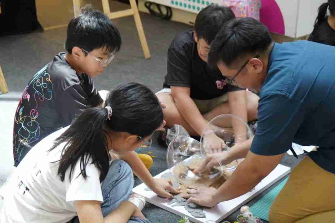 Photo of winners engaging with the invited art and technology masters