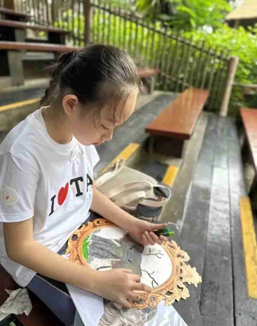 A TreeArt student sketching outdoors on a framed artwork