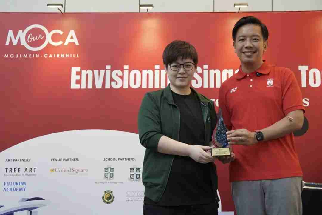 Mr Alvin Tan presenting the partner organisation award to Tree Art's Art Director Xu Rui