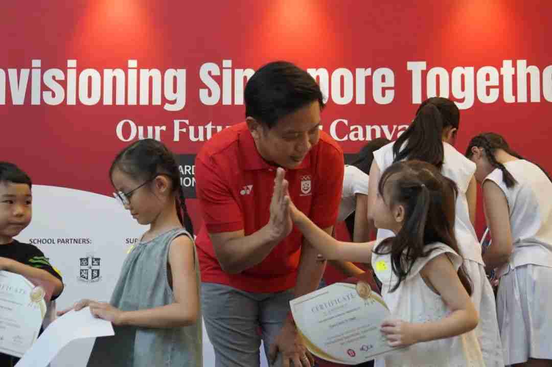 Mr Alvin Tan presenting an award to a winner at the Our Future Canvas awards ceremony