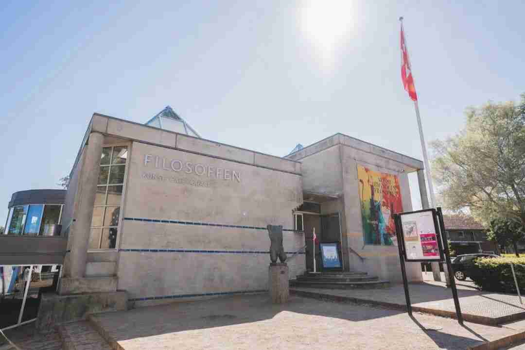 Exterior of Kunst Bygningen Filosoffen, the art museum in Odense hosting the exhibition