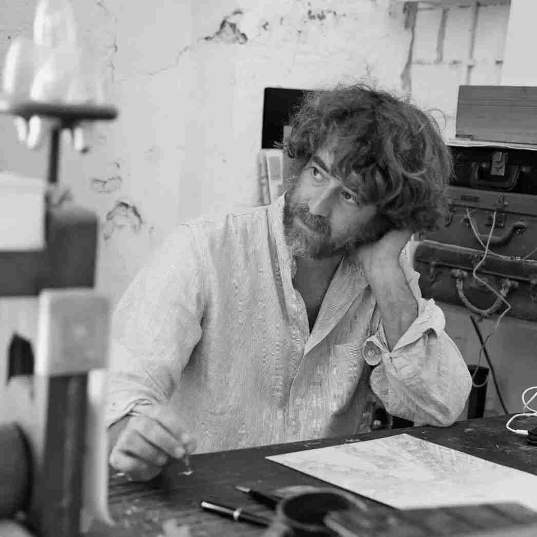 Portrait of exhibiting artist AVI AZNAREZ