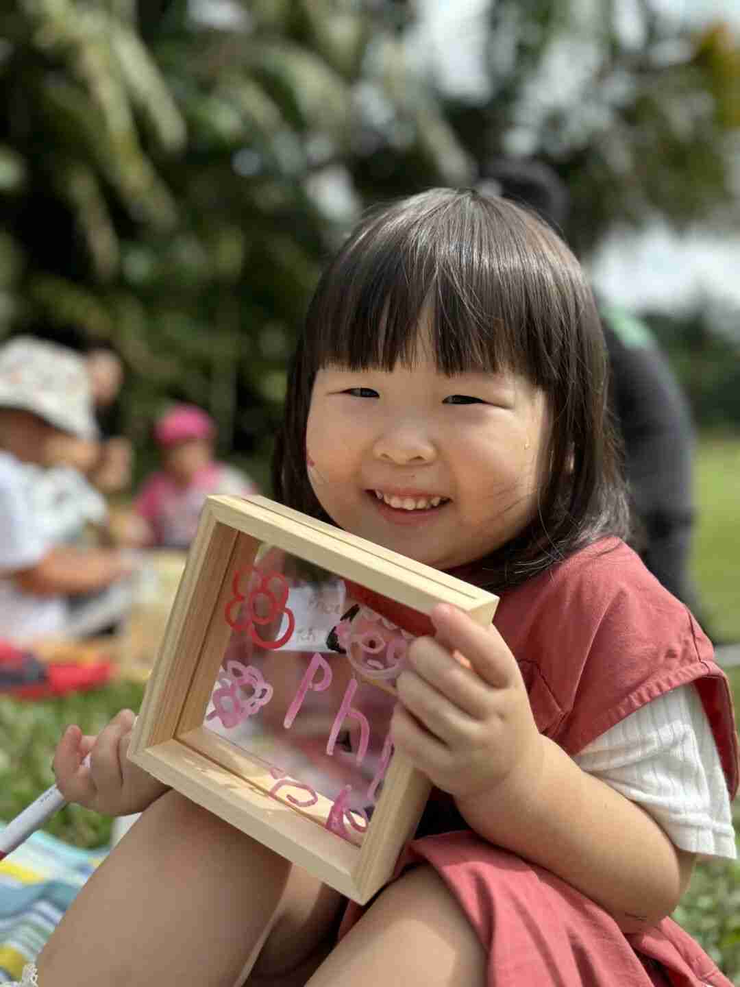 Children gathered outdoors with sketchbooks during a TreeArt art class