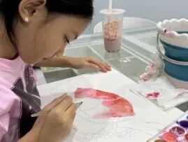 TreeArt student sketching the initial outline of a drawing