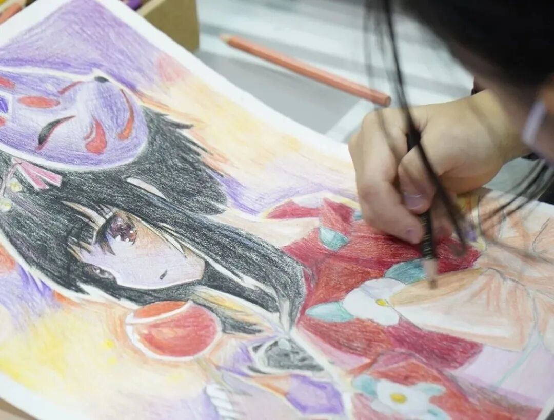 TreeArt student sketching details from a visual reference