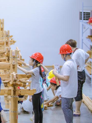 Children building a 1:3 scale model of Lurao Pavilion