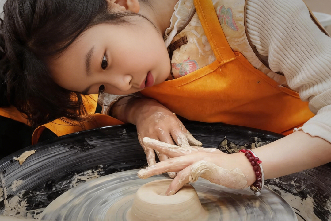 Jingdezhen streetscape immersed in its ceramic-making atmosphere