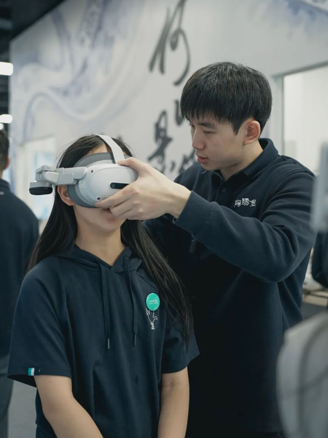 Children experiencing the ‘What Makes Jingdezhen’ virtual reality exhibit