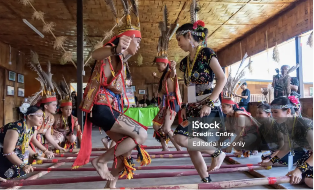 Students recording totem symbols in their sketchbooks at Mari Mari Cultural Village