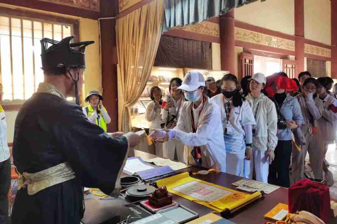 Children taking part in the pass-exiting ceremony at Yangguan Pass