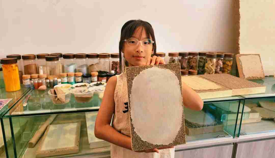 Applying a white kaolin-and-gypsum slurry to prime the mural surface