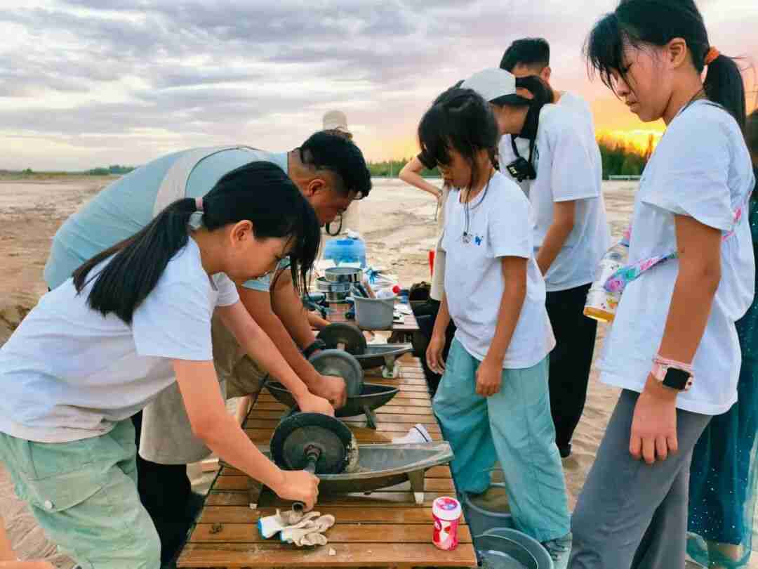 Children collecting Chengbang soil in the Gobi Desert