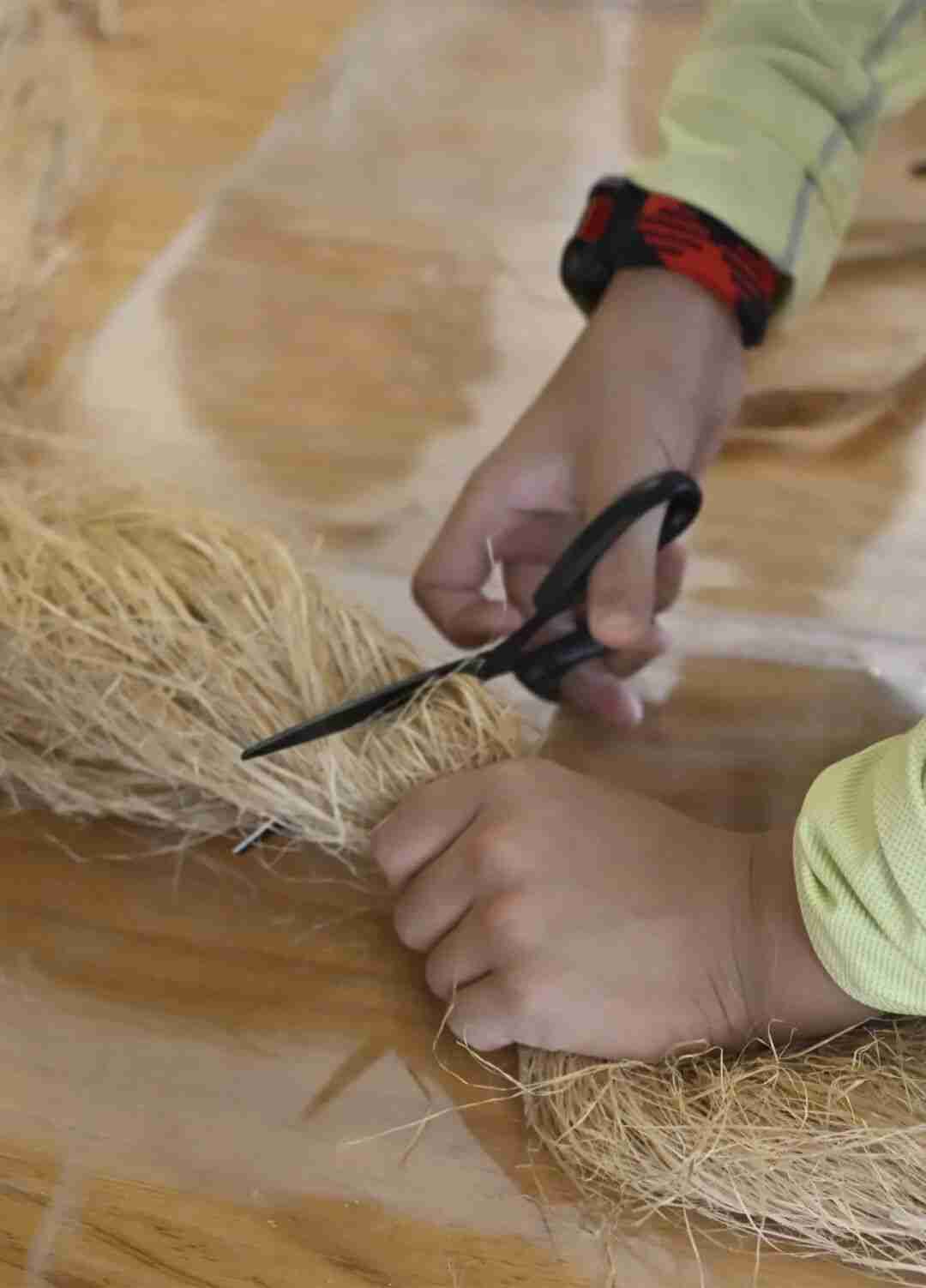 Children mixing hemp fibers with soaked Chengbang soil