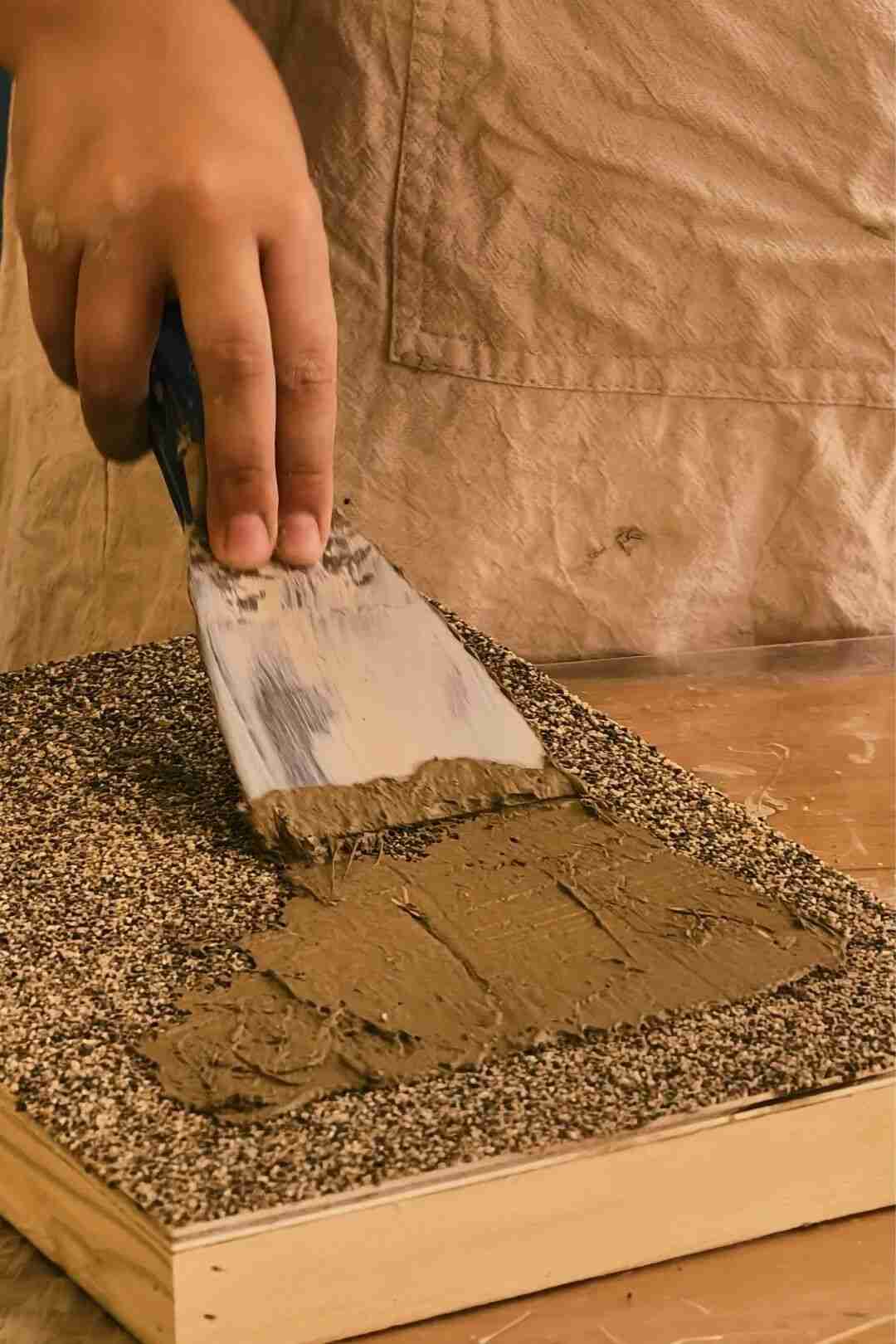 Kneading soil and hemp fibers into clay for the mural ground layer