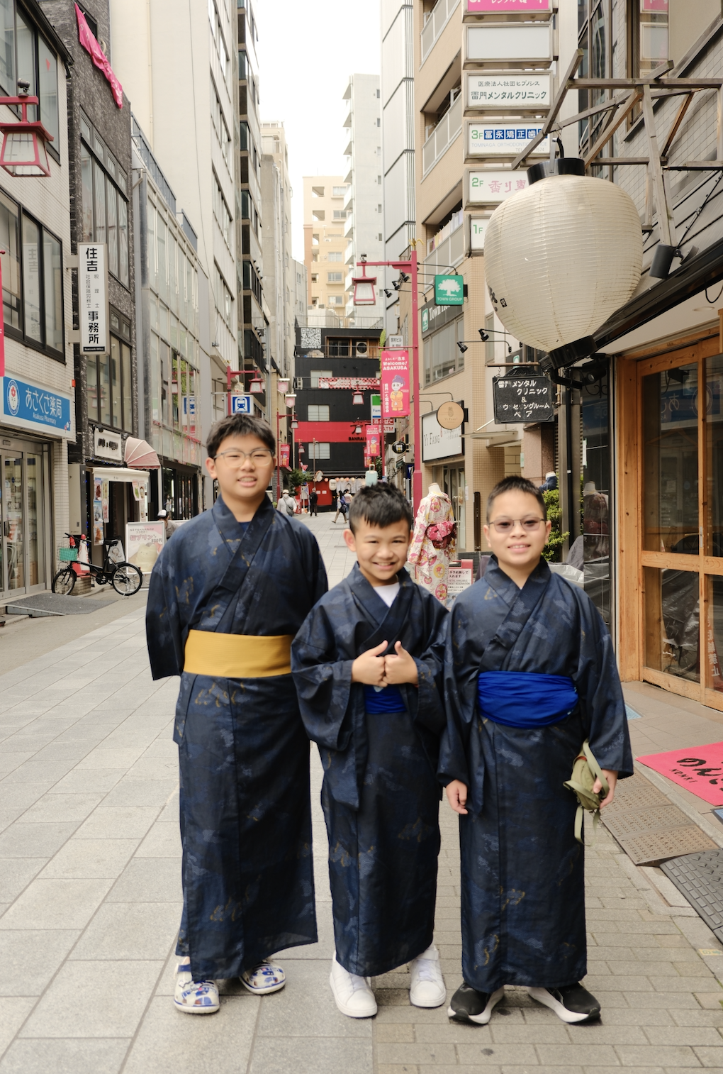 Group photo of children in kimonos at Senso-ji temple