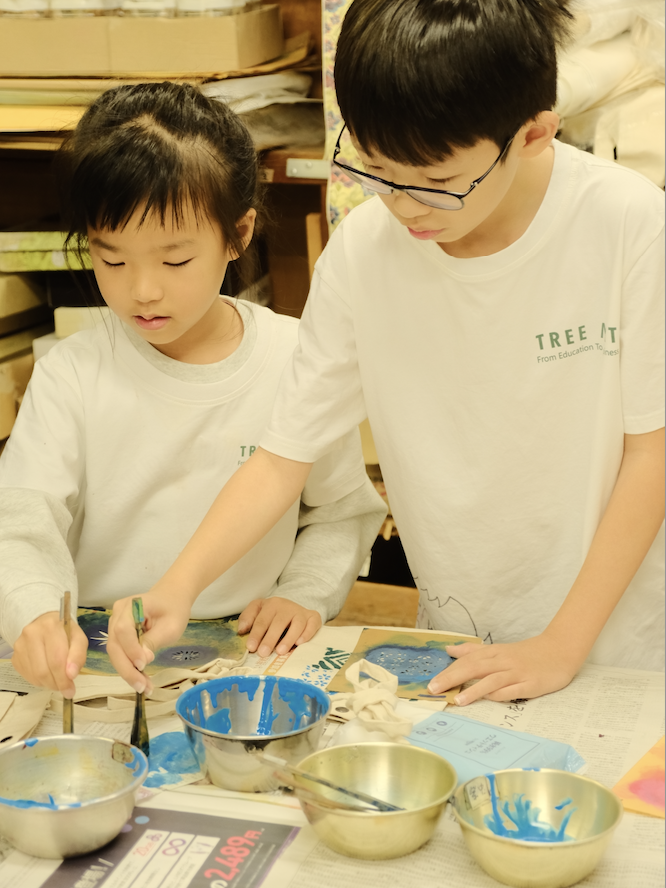 Children applying dye to fabric during the Kyo-Yuzen workshop
